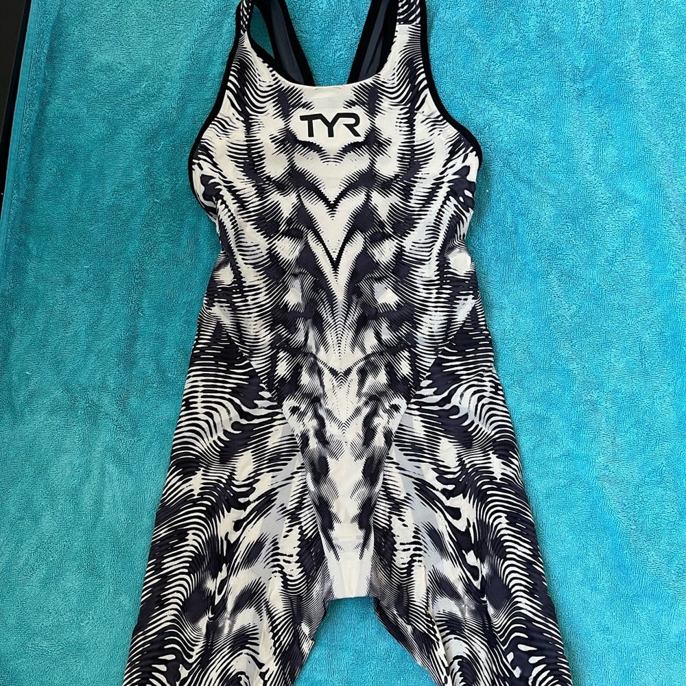TYR Venzo Genesis Closed Back